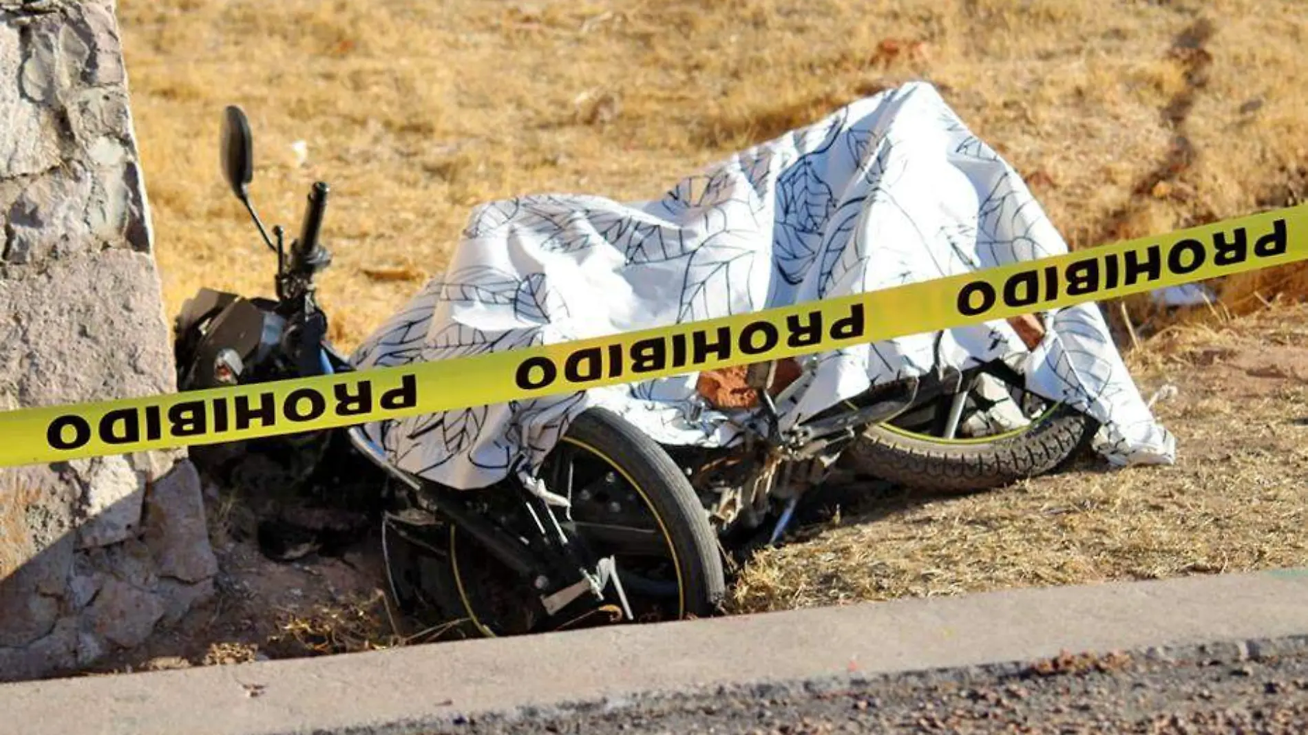 motocicleta cubierta con manta